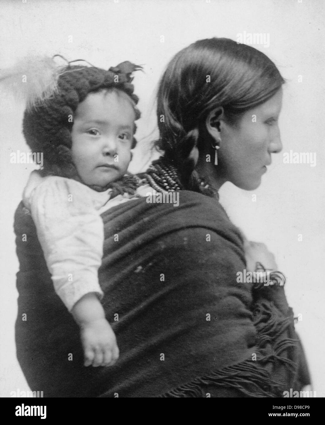Native American donna dalla regione di pianure, mezza lunghezza verticale, rivolto verso destra con il bambino sulla schiena. Xx secolo ventesimo secolo Foto Stock