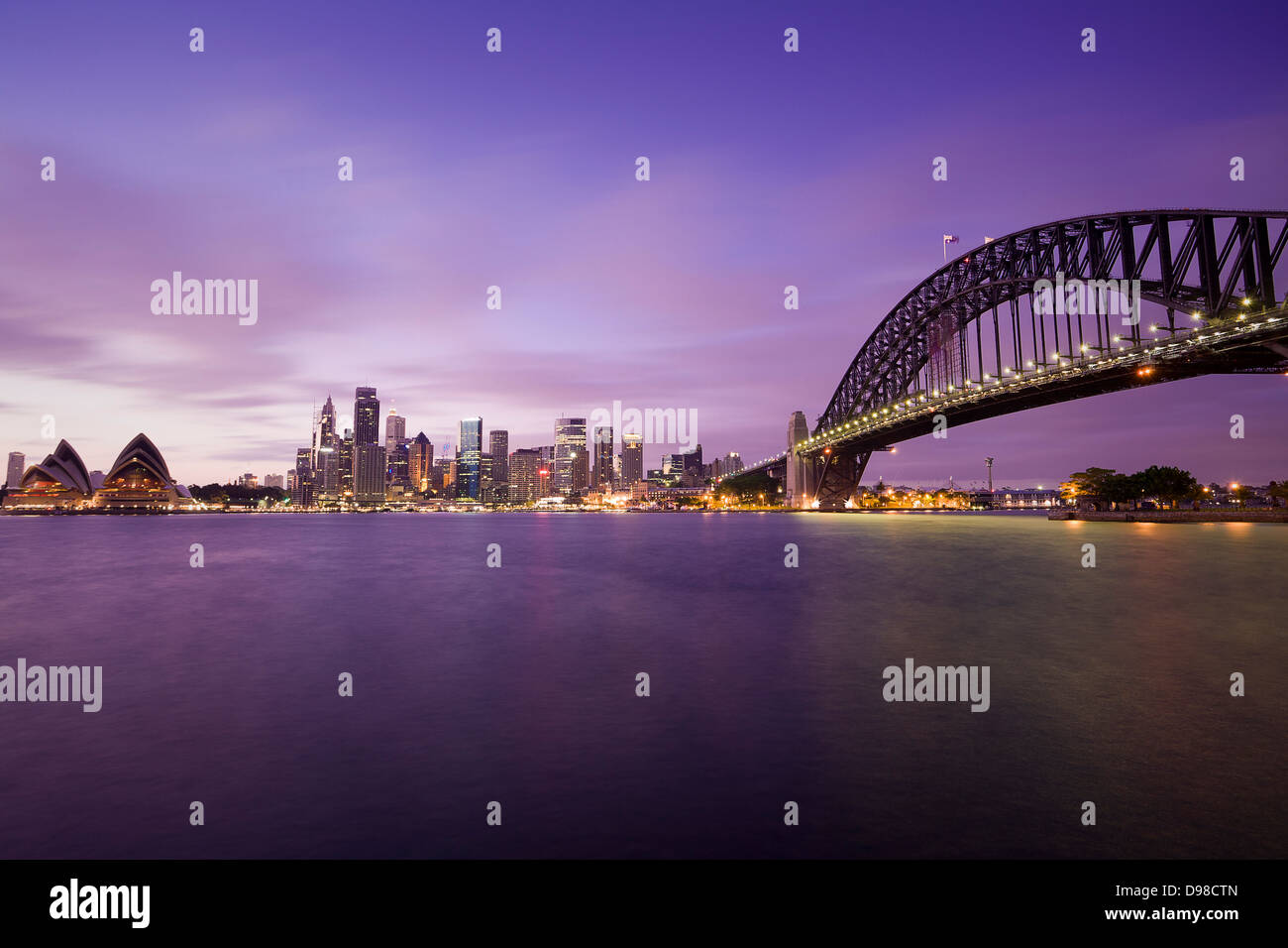 Sydney Harbour Bridge, la città e il Teatro dell'Opera prese all'alba. Foto Stock