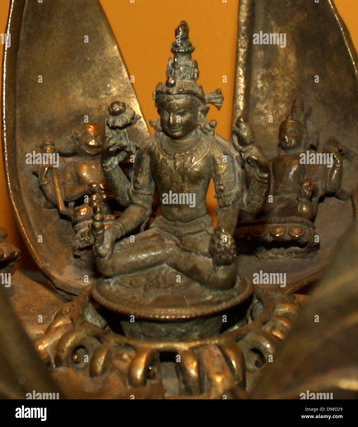 Vishnu in lotus, bronzo, India orientale, 1100-1200. Vishnu siede tenendo un lotus e altri attributi in corrispondenza del centro di un organo mobile di lotus con otto petali incernierato (sette sopravvivere). Ogni petalo reca una immagine di una delle sue incarnazioni. Foto Stock