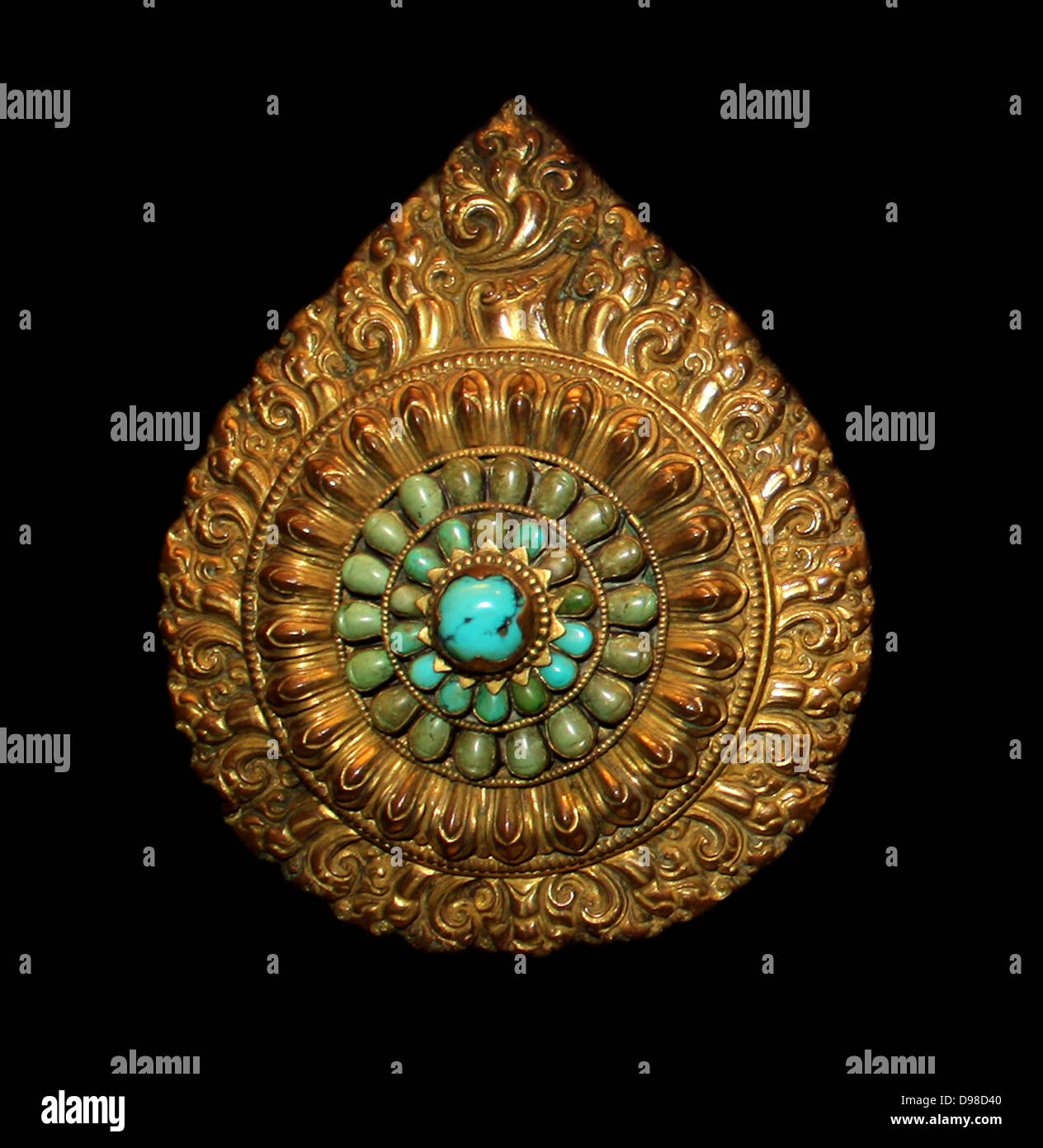 Reliquiario con lotus ornamento in mezzo alle fiamme, rame dorato con inserto turchesi, Tibet, 1700-1900. Foto Stock