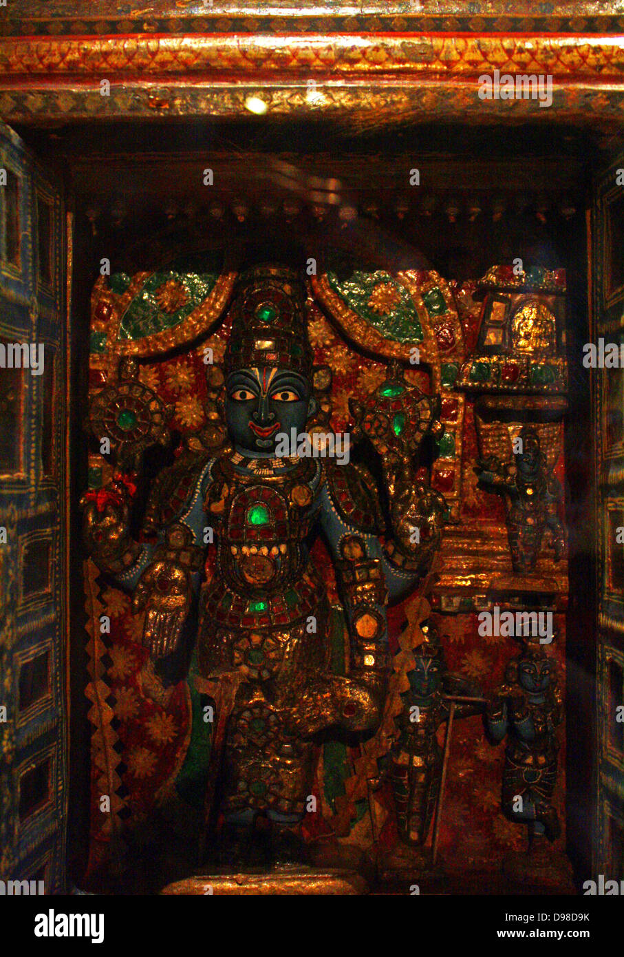 Portable santuario di Vishnu come Venkateshwara verniciato e legno laccato e altri materiali, Tirupati, Tamilnadu, circa 1800. Portable santuari erano utilizzati da viaggio sacerdoti che narra le storie di Vishnu e sue incarnazioni. Il santuario è estendibile porte pieghevoli dipinta con scene di Vishnu nelle sue varie forme, le storie di Rama e di Krishna e altri soggetti. Foto Stock