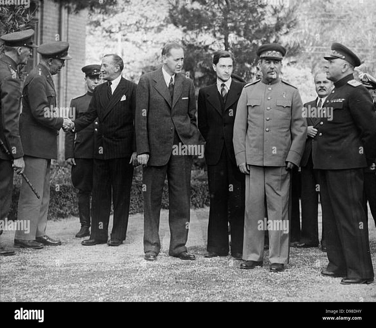 Conferenza di Tehran, Iran, 28 nov-dic 1943. Al di fuori della scena ambasciata russa con, centro Roosevlet consigliere del Harry Hopkis, Stalin, interpreteer Stalin, Molotov e Voroshilov è generale. Tema principale, l'apertura del secondo fronte in Europa occidentale. Foto Stock