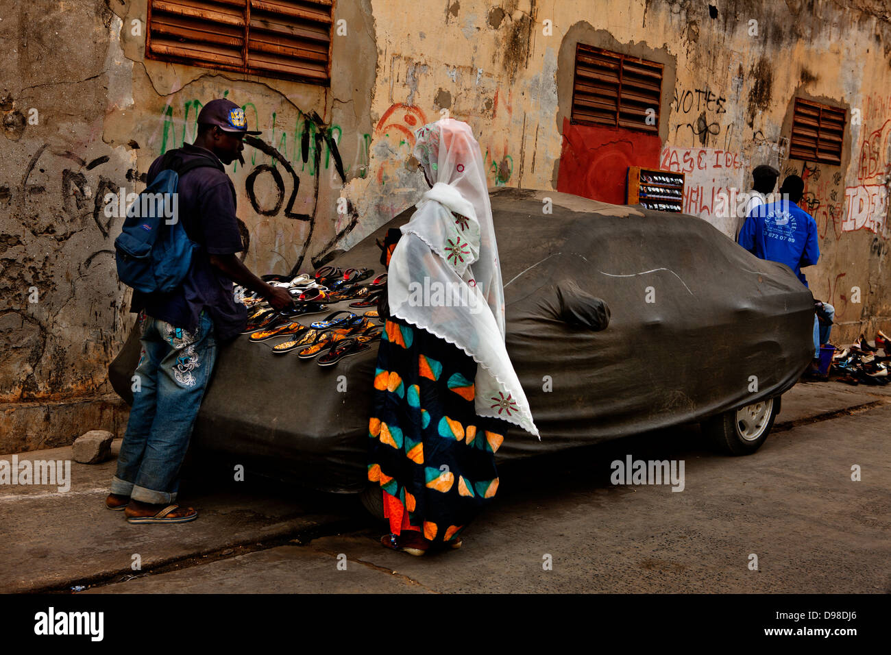 Mercato di strada nella periferia di Dakar, Senegal Foto Stock