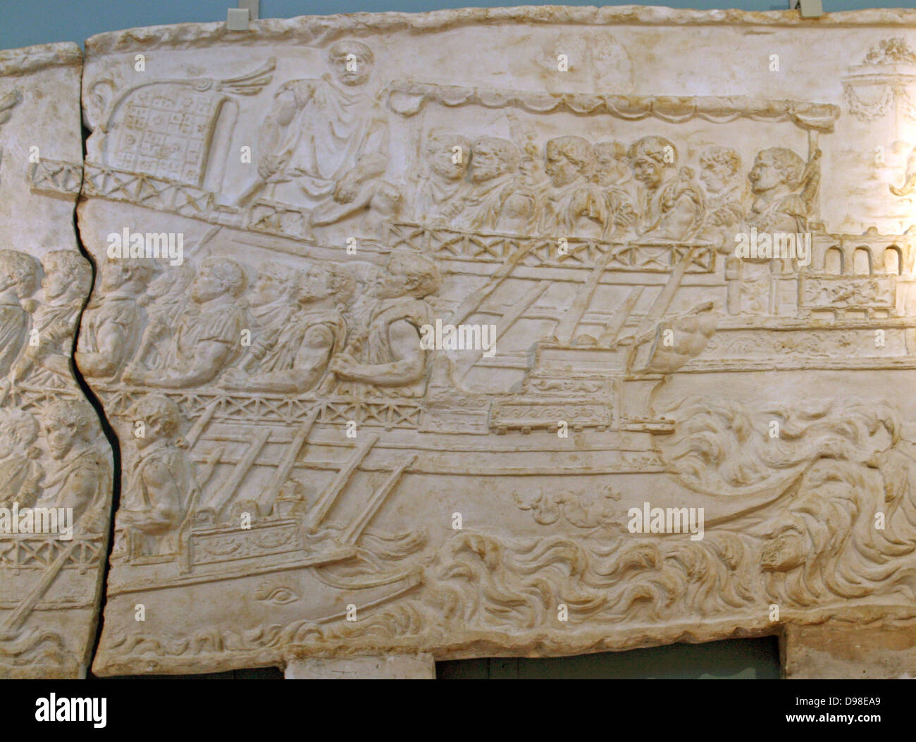 Partenza da Ancona. Colonna di Traiano, Roma, ANNUNCIO 113. Di Traiano lascia la flotta da Ancona a notte. L'imperatore si erge in una nave e affronta le sue truppe; una lanterna pende alla sua destra. Di onde alte e i delfini rappresentano il mare aperto, mentre gli edifici, le colonne e gli archi impostare la scena nel porto della citta'. Foto Stock
