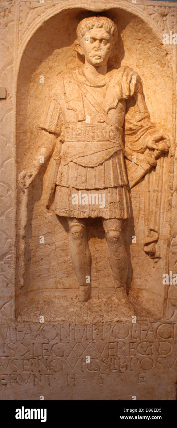 Lapide del centurione M Favonius Facilis da Colchester, annuncio 43-50. Indossa l'armatura completa di un ufficiale romano e porta un centurione vine- asta (vitis). Egli ha servito a Camulodunum (moderno Colchester), e l'iscrizione record che il monumento è stato istituito da due dei suoi ex-schiavi, chiamato Verecundus Novicius e. Uno dei primi datata sculture di epoca romana la Gran Bretagna. Foto Stock