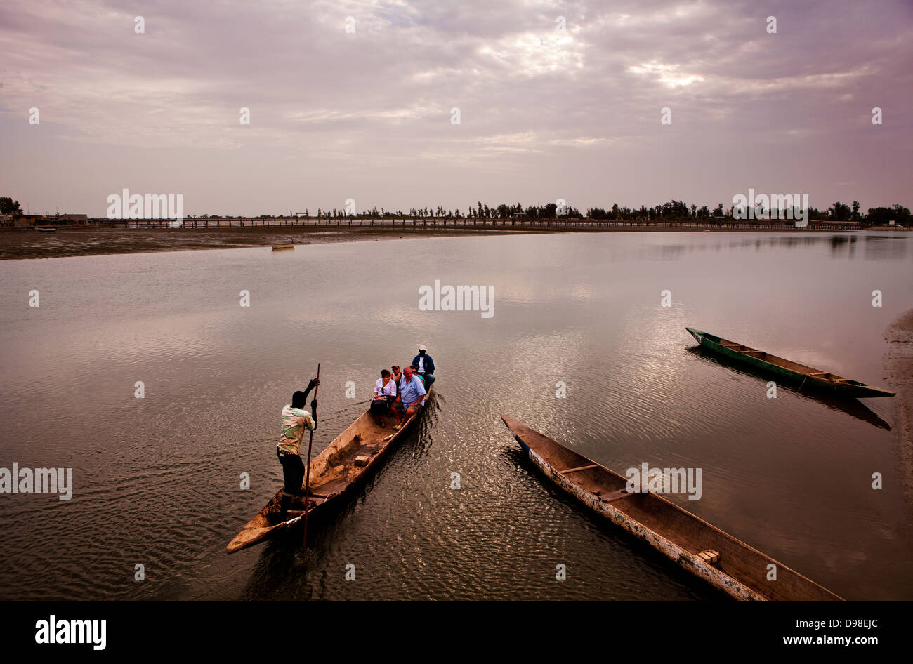 Senegal Africa Ovest Isola di Fadiouth pescatore che trasportano i turisti con canoa (piroga) Foto Stock