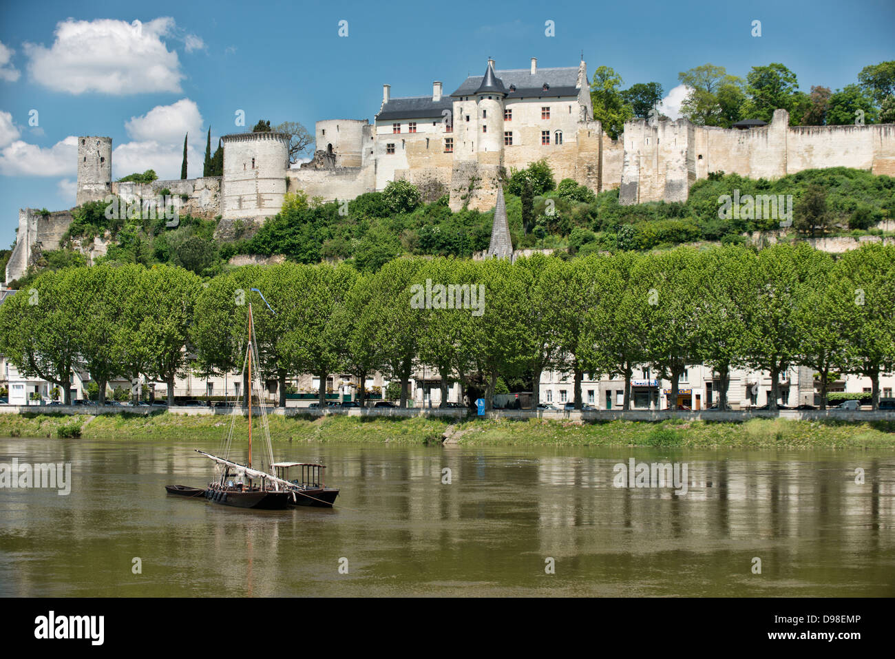 Château Chinon & una barca tradizionale riflessa nella Loira Foto Stock