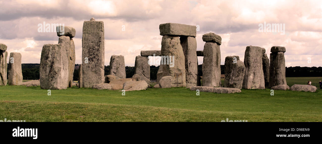 Stonehenge è un monumento preistorico situato nella contea inglese di Wiltshire, uno dei siti più famosi in tutto il mondo. Esso è composto di sterro che circonda una impostazione circolare di grandi pietre permanente. Essa è il centro della più complessa densa del Neolitico e dell'Età del Bronzo monumenti in Inghilterra, inclusi centinaia di supporti di sepoltura. Foto Stock