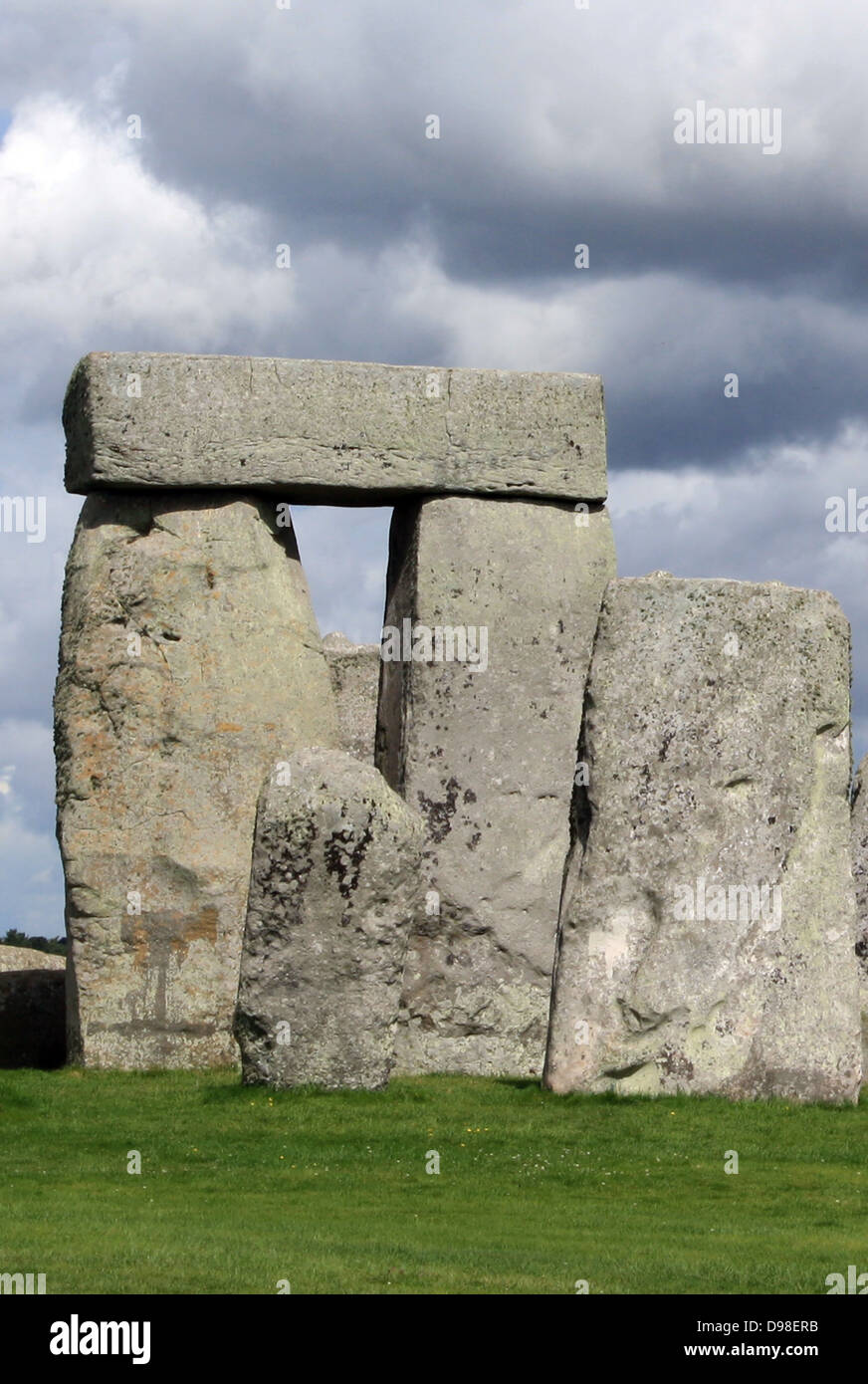 Stonehenge è un monumento preistorico situato nella contea inglese di Wiltshire, uno dei siti più famosi in tutto il mondo. Esso è composto di sterro che circonda una impostazione circolare di grandi pietre permanente. Essa è il centro della più complessa densa del Neolitico e dell'Età del Bronzo monumenti in Inghilterra, inclusi centinaia di supporti di sepoltura. Foto Stock