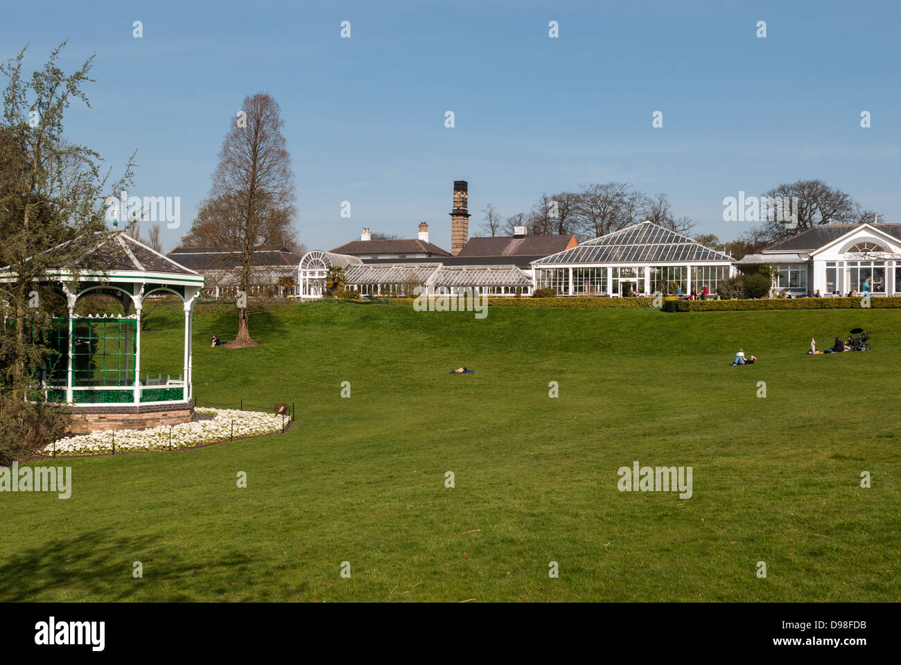 Il prato principale e bandstand a giardini botanici di Birmingham Foto Stock