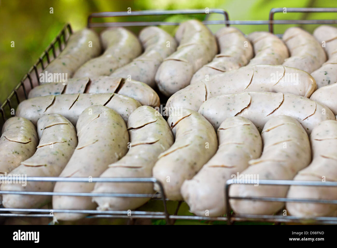 Bianco bavarese salsicce alla griglia per il barbecue su picnic Foto Stock