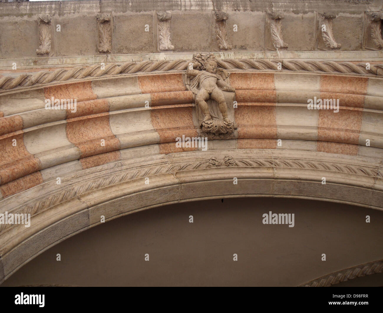 (Dettaglio) caratteristica architetturale sulla facciata del Palazzo Ducale di Venezia, Italia. Il palazzo era la residenza del Doge Foto Stock