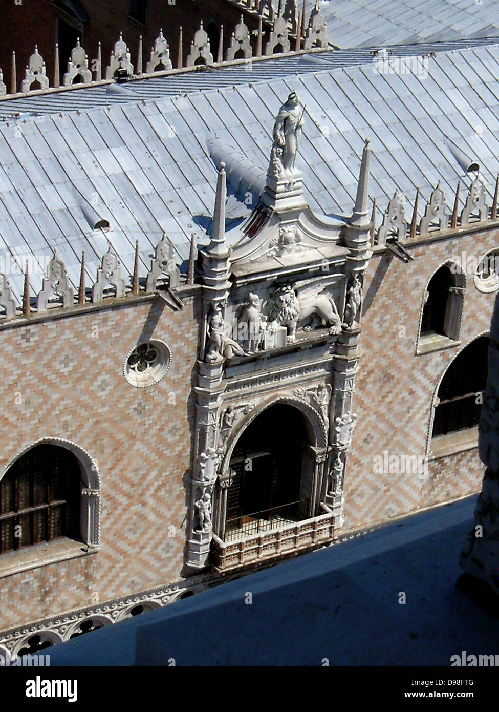 La facciata esterna del Palazzo Ducale di Venezia, Italia. Il palazzo era la residenza del Doge di Venezia, la suprema Foto Stock