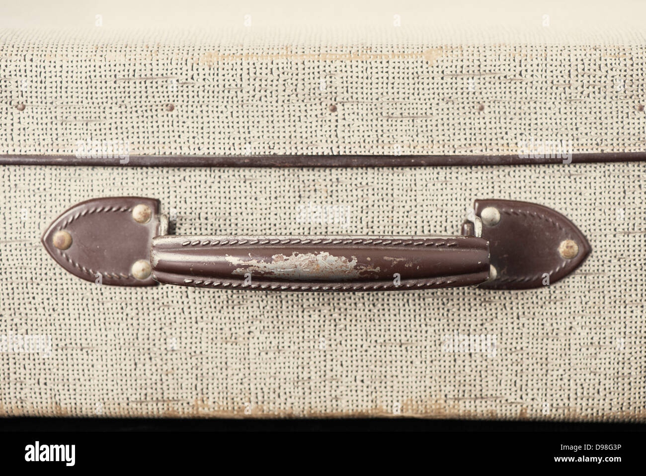 Primo piano della maniglia sul vecchio stile retrò valigia Foto Stock