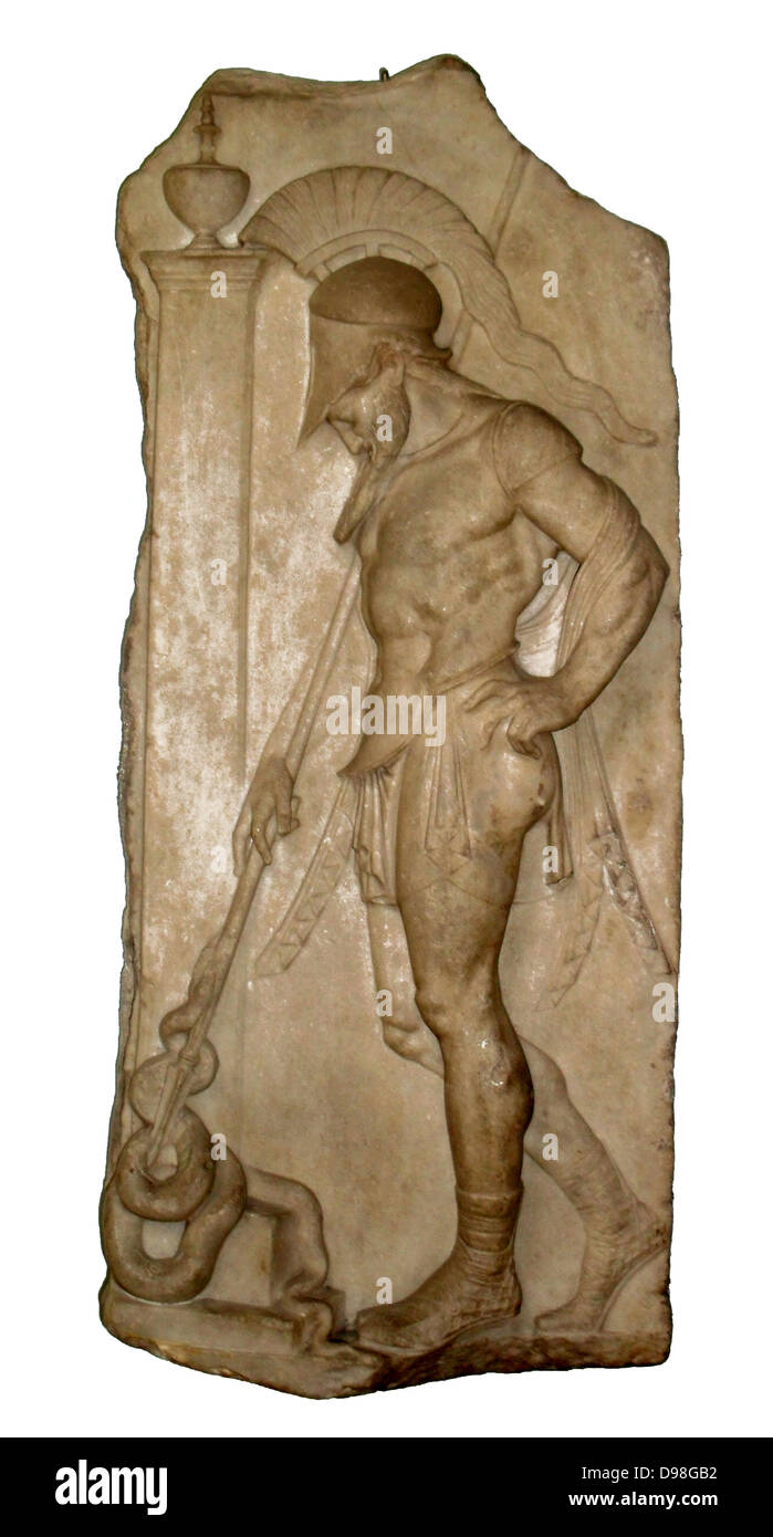 Il guerriero greco, ellenistica, del I secolo a.c. da Rodi. Questo sepolcro in marmo rilievo mostra un guerriero vestito di una corazza e casco appoggiato sulla sua lancia nella parte anteriore di una stele funeraria. Il serpente alla base simboleggia l anima del defunto. Il rilievo è 'archaising' e imita la scultura greca della metà del V secolo A.C. Foto Stock