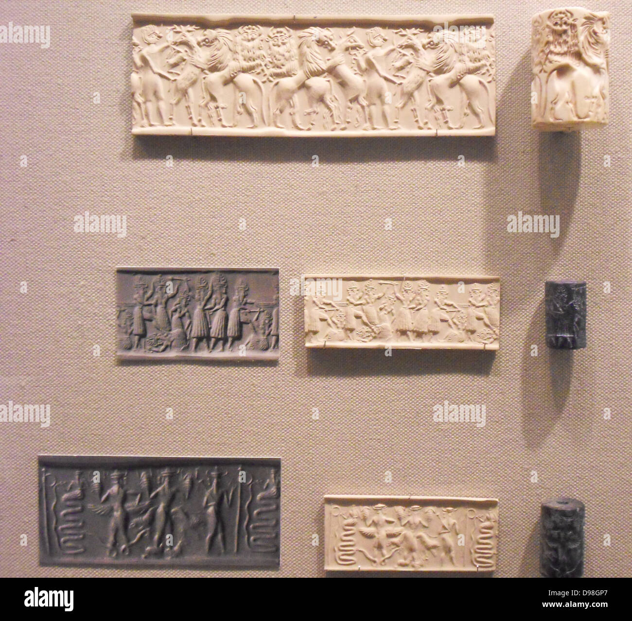 Le guarnizioni del cilindro con impressioni, dalla Mesopotamia. Top: guarnizione realizzato in marmo raffigurante un eroe in battaglia con gli animali. Inizio periodo dinastico, 2500-2350 BC; Centro: guarnizione fatta da Lapislazzuli raffigurante una battaglia tra gli dèi. Inizio periodo Akkadico, 2350-2250 BC; Fondo: guarnizione fatta da metadiorite, raffigurante un serpente dio e altre divinità con snake, Scorpion e funzioni di capra. Periodo Akkadico, 2350-2150 A.C. Foto Stock