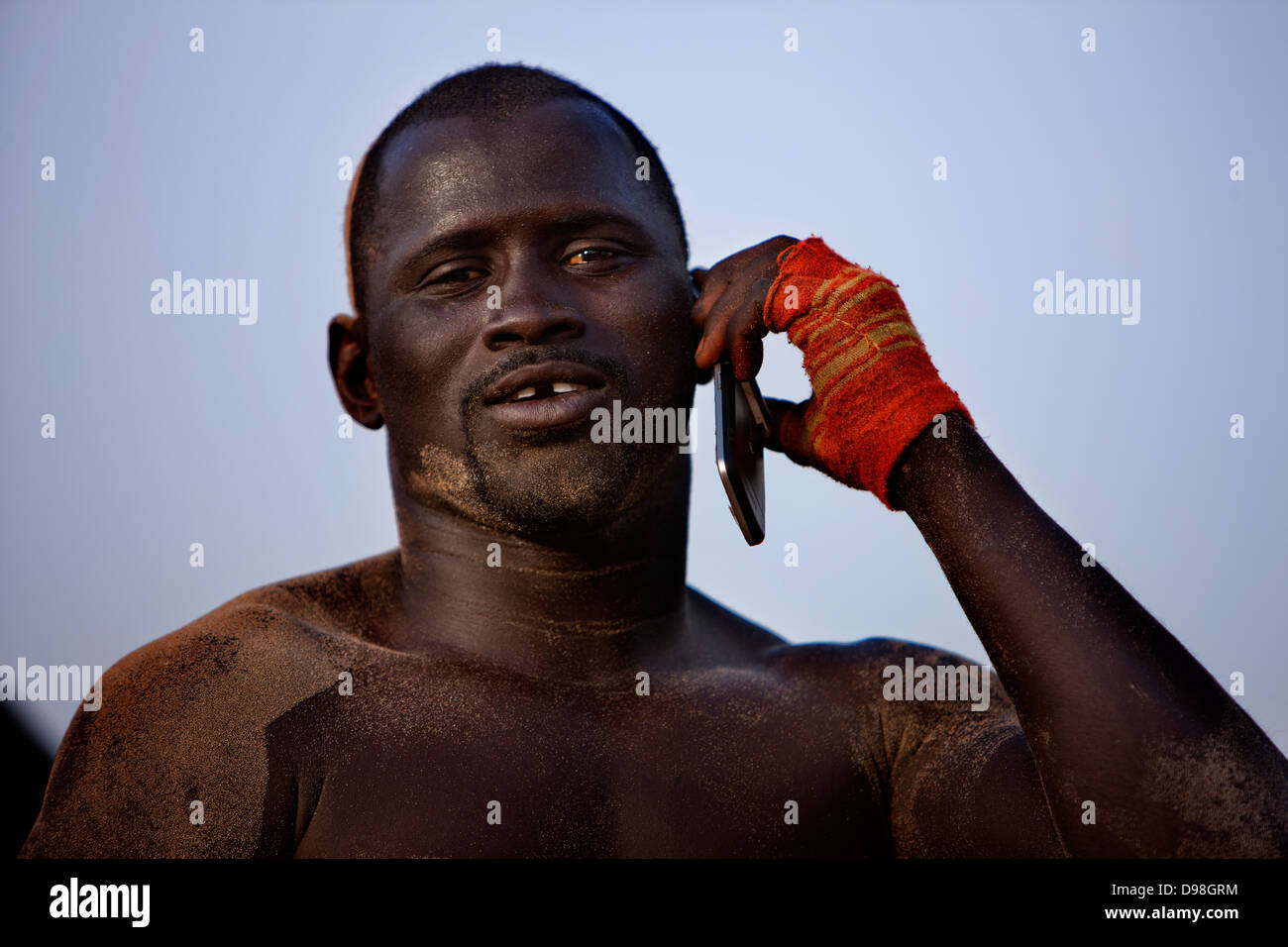 Giovani lottatori formazione sulla sabbia nel villaggio di Dionewar situato su un isola deserta in bocca del fiume Saloum. Nessuna visita in Senegal è completo senza sperimentare i luoghi e i suoni di una tradizionale Sereer match wrestling, noto in Sereer come Njoom. Inoltre, non vi è posto migliore per testimoniare un tale spettacolo che con i suoi creatori. Sebbene oggi wrestling tradizionale in Senegal è un fenomeno nazionale, è radicato nella tradizione Seereer. Foto Stock