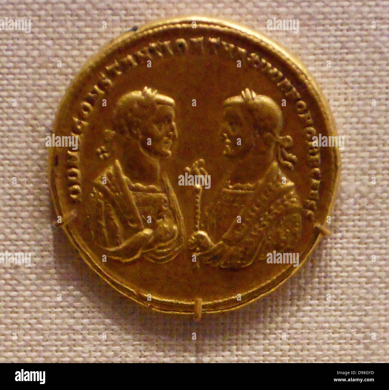 Oro medaglione di Costantino I e Galerio come imperatori (Caesars). Annuncio romano 293 Foto Stock
