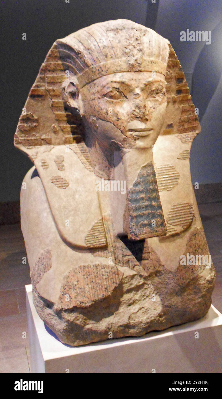 Statua in granito di una sfinge che mostra la testa della regina Hatshepsut, circa 1473 -1458 BC. Egiziano. Trovato presso il Tempio di Deir el-Bahri. Foto Stock