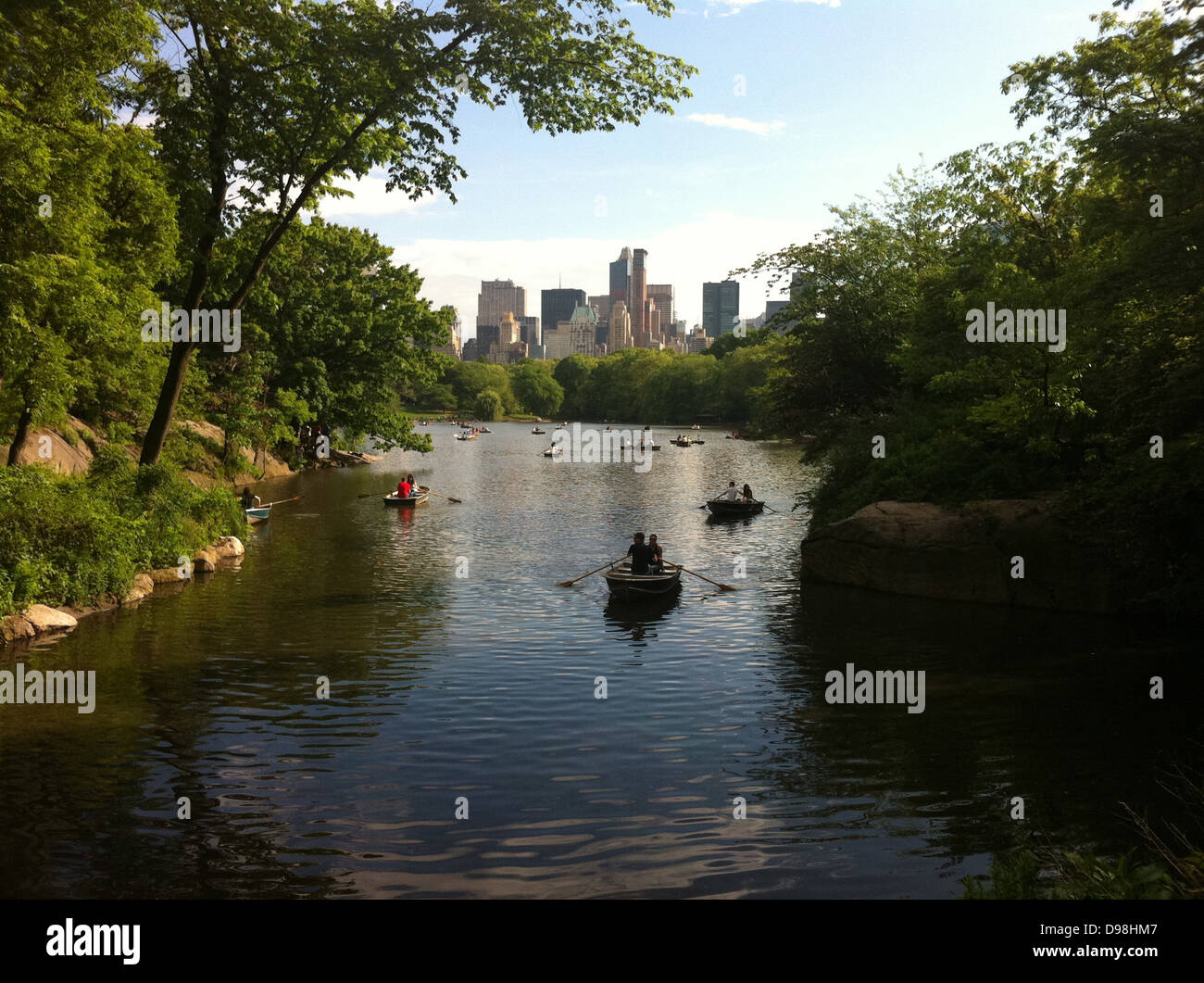 Il Central Park di New York City, con il lago in estate Foto Stock