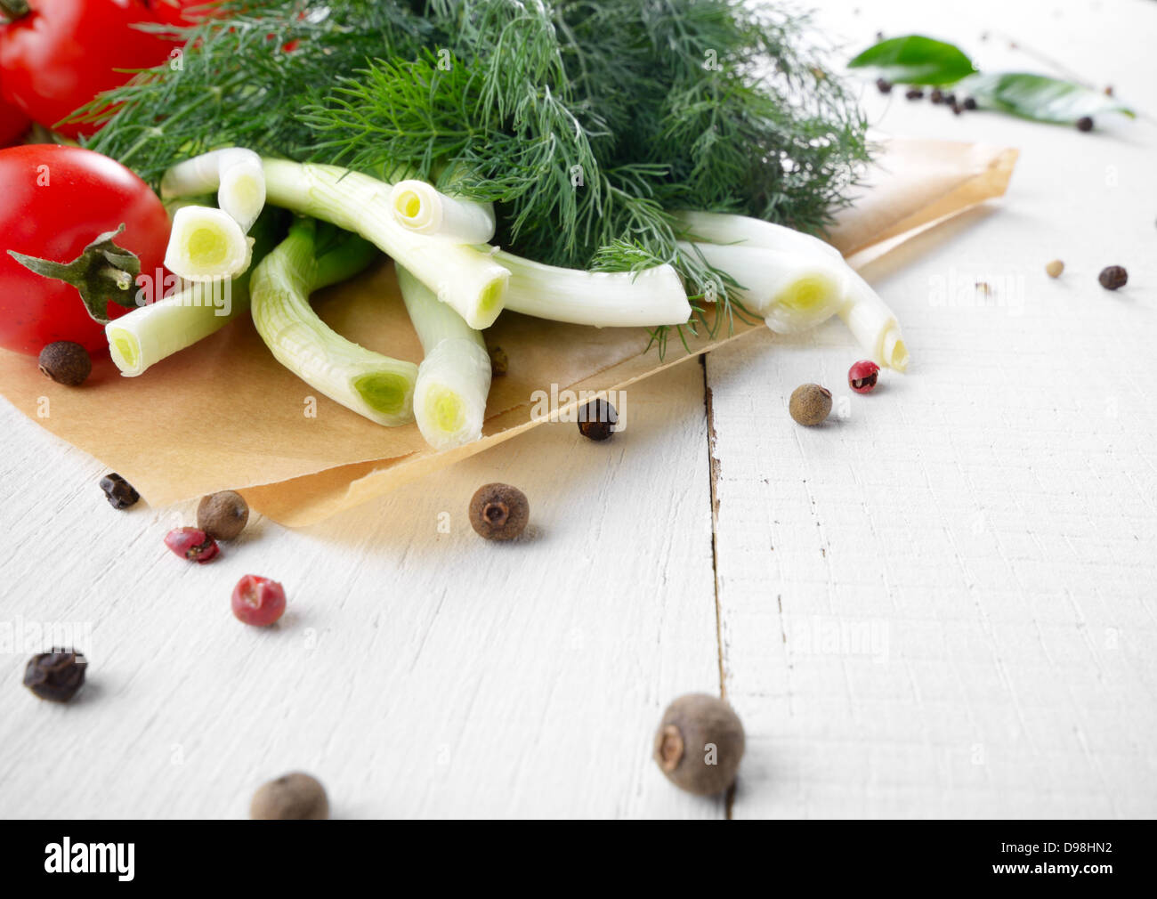 Fresche verdure organiche set di pomodori aneto e cipolla bianca sul tavolo da cucina Foto Stock