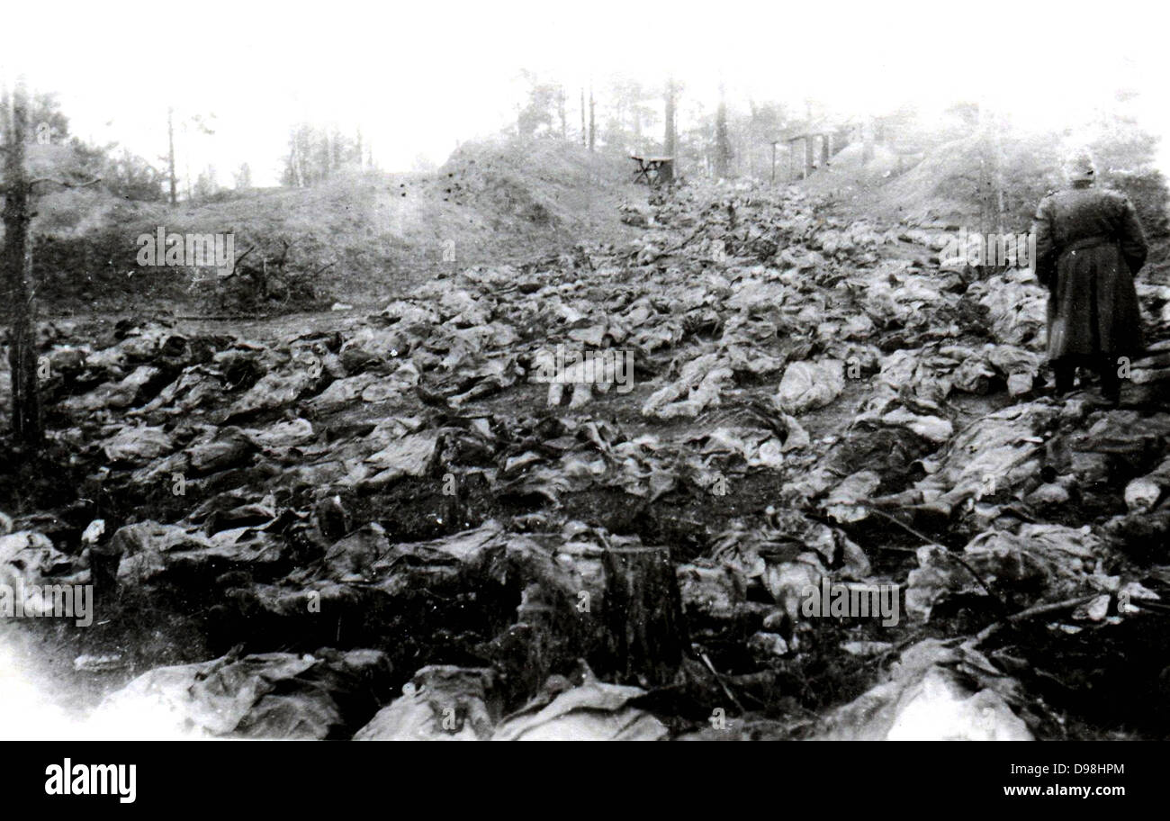 Il massacro di Katyn di migliaia di prigionieri polacchi della guerra (principalmente ufficiali militari),dall'Nkvd sovietica, basati su una proposta da Lavrentiy Beria per eseguire tutti i membri del polacco corpi ufficiali. Il numero di vittime è stimato a circa 22.000.foto da 1943 esumazione della tomba di massa di ufficiali polacchi uccisi dalla NKVD in Katy? Foresta nel 1940 Foto Stock