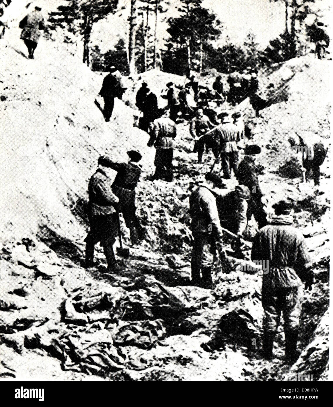 Il massacro di Katyn di migliaia di prigionieri polacchi della guerra (principalmente ufficiali militari),dall'Nkvd sovietica, basati su una proposta da Lavrentiy Beria per eseguire tutti i membri del polacco corpi ufficiali. Il numero di vittime è stimato a circa 22.000.foto da 1943 esumazione della tomba di massa di ufficiali polacchi uccisi dalla NKVD in Katy? Foresta nel 1940 Foto Stock