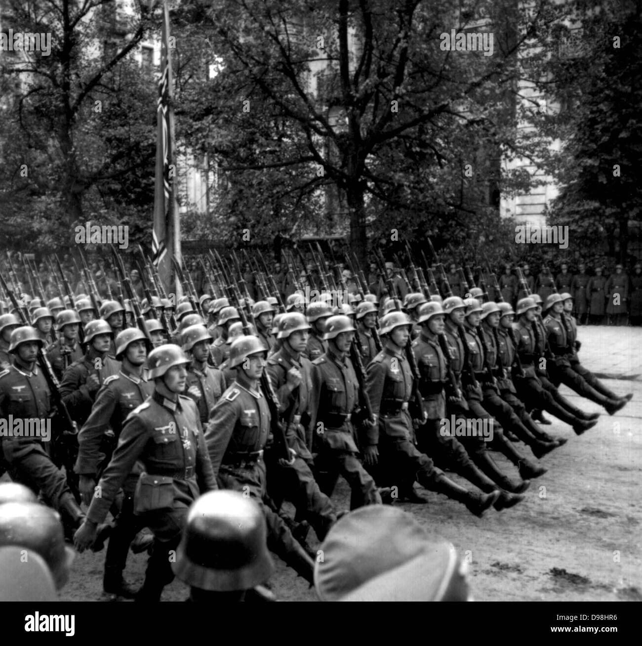 I soldati tedeschi a Varsavia 1939 dopo l invasione della Polonia nella II Guerra Mondiale. Foto Stock