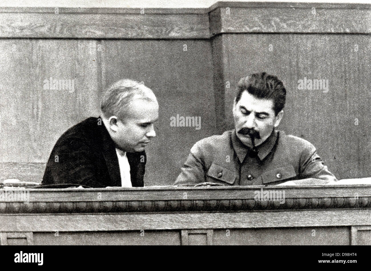Joseph Stalin e Nikita Khrushchev nel 1936. Stalin 1878 - 1953, era la Russia sovietica leader da 1924-1953.Nikita Khrushchev 1894 - 1971, era il leader della Russia sovietica da 1953-1964. Foto Stock