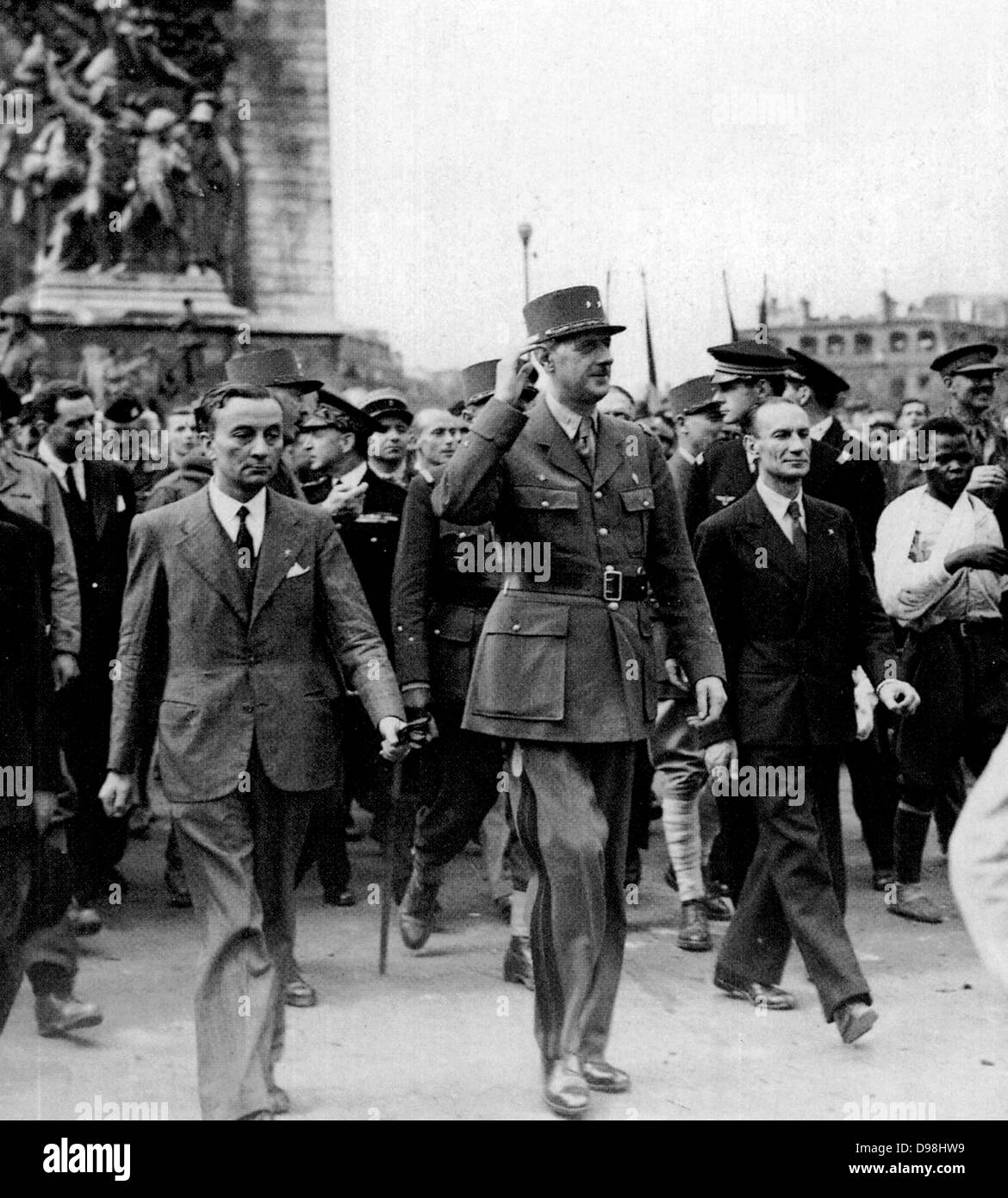 1944 la liberazione di Parigi. A sinistra di de Gaulle è Georges Bidault (testa del Conseil National de la occhiello). A destra è de Gaulle il personale delegato, Alexandre Parodi. L'uomo nero a destra della foto è Georges Dukson, un 22-anno-vecchio che valorosamente combattuto nella Insurrezione di Parigi. Foto Stock