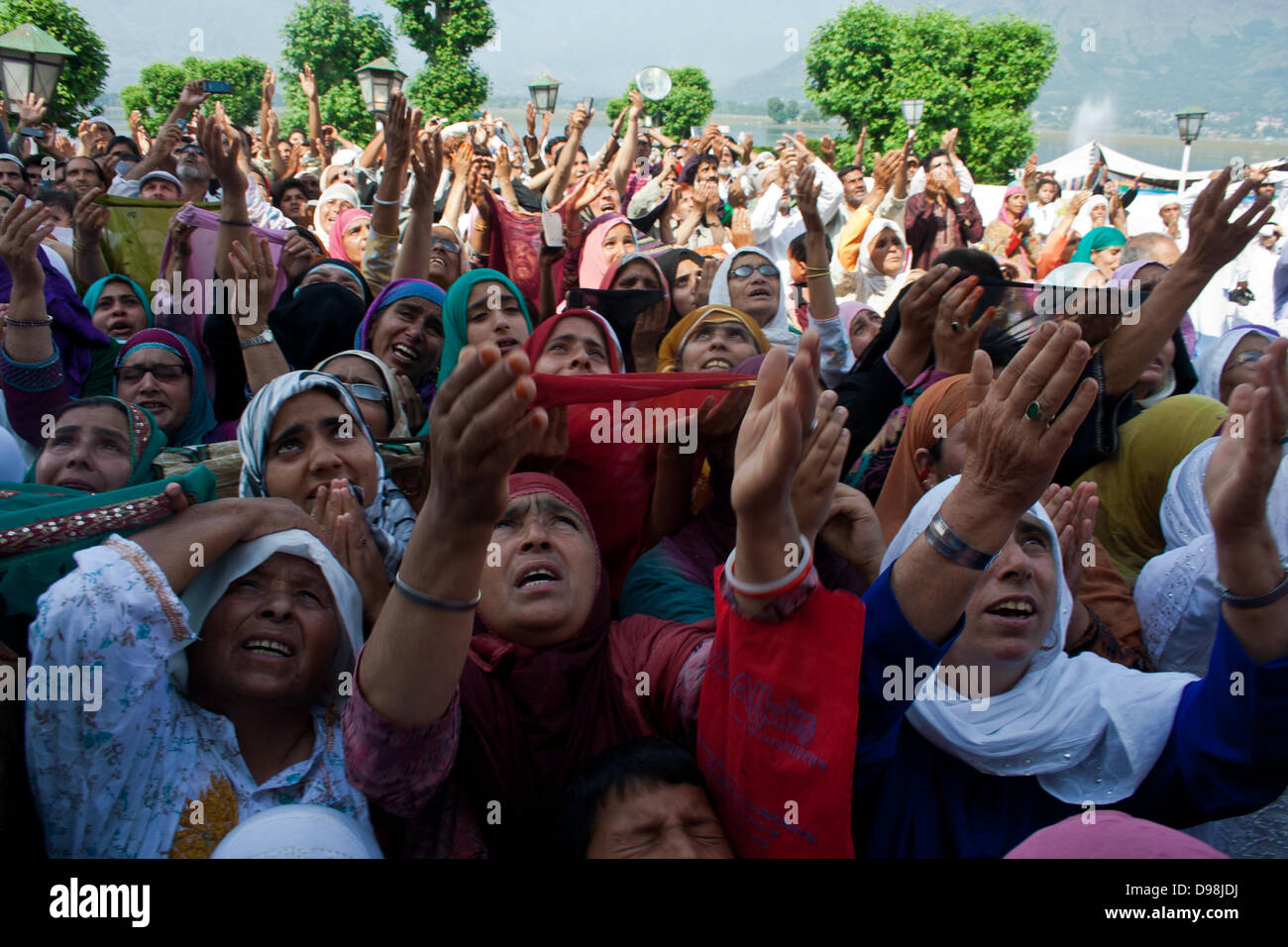 Srinagar, Indiano Kashmir amministrato del 14 giugno 2013. Donne alzare le mani nella preghiera come una sacra reliquia(invisibile) del Profeta Mohammad è visualizzato in Hazratbal santuario a Srinagar, la capitale estiva di Indiano Kashmir amministrato. Migliaia di devoti hanno affollato il santuario Hazratbal a offrire preghiere e avere uno scorcio della sacra reliquia come venerdì successivo FUSC-e-Meraj( Profeta Mohammad's ascencion al cielo) è stata osservata con fervore in Kashmir (Sofi Suhail/ Alamy Live News) Foto Stock