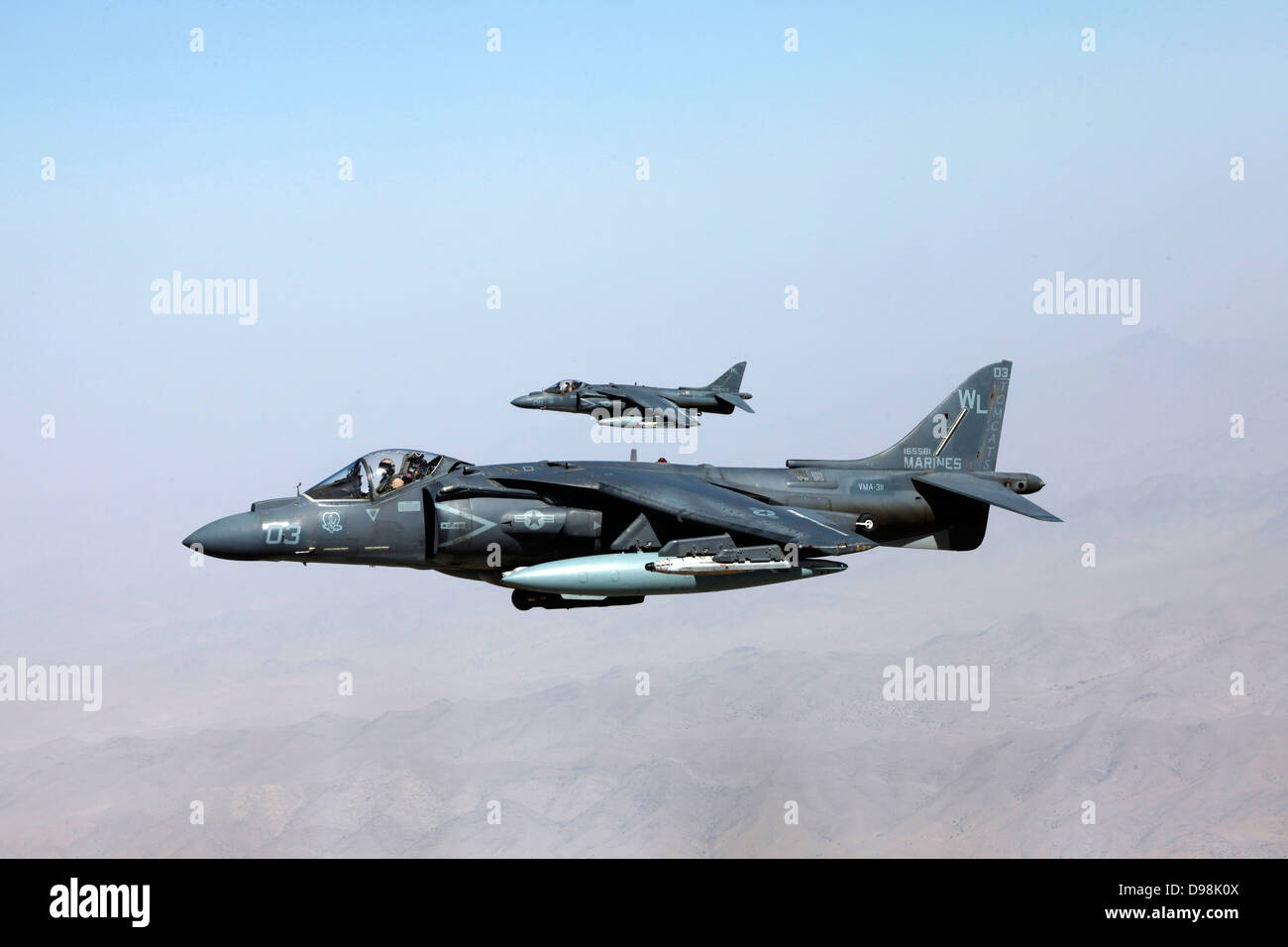 AV-8B Harrier getti con attacco Marino Squadron 311 ricevere supporto da un KC-130J Hercules aeromobili con antenna Marine Refueler Foto Stock