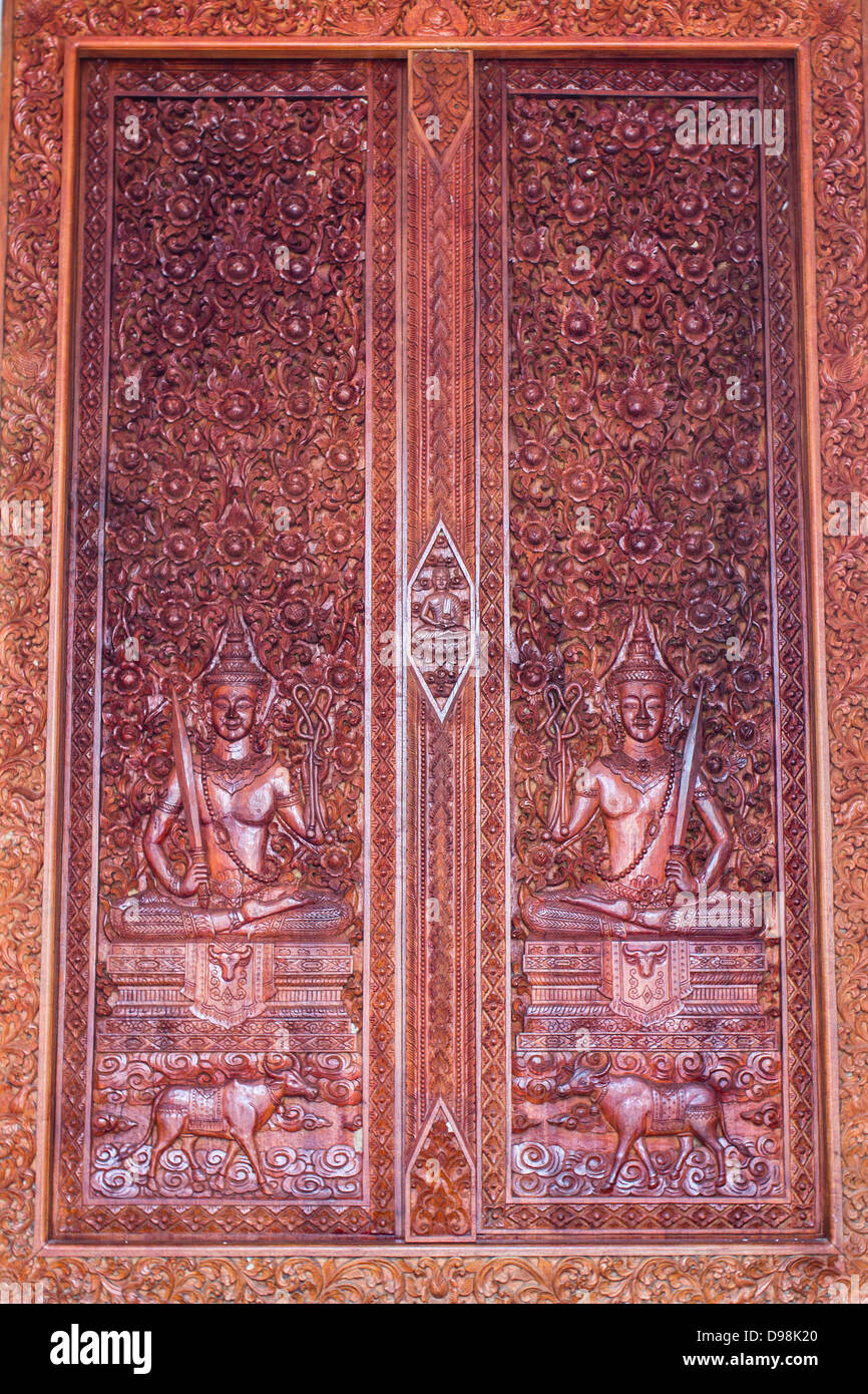 Ornamento nella finestra della porta di Thai tempio di Wat Sri Don Luna , Chiangmai Thailandia Foto Stock