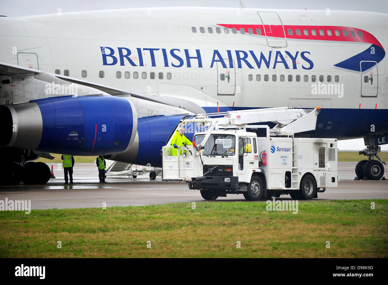 Un British Airways Boeing-747 a terra all'Aeroporto di Cardiff dopo aver effettuato un atterraggio di emergenza a causa di problemi di strumentazione Foto Stock