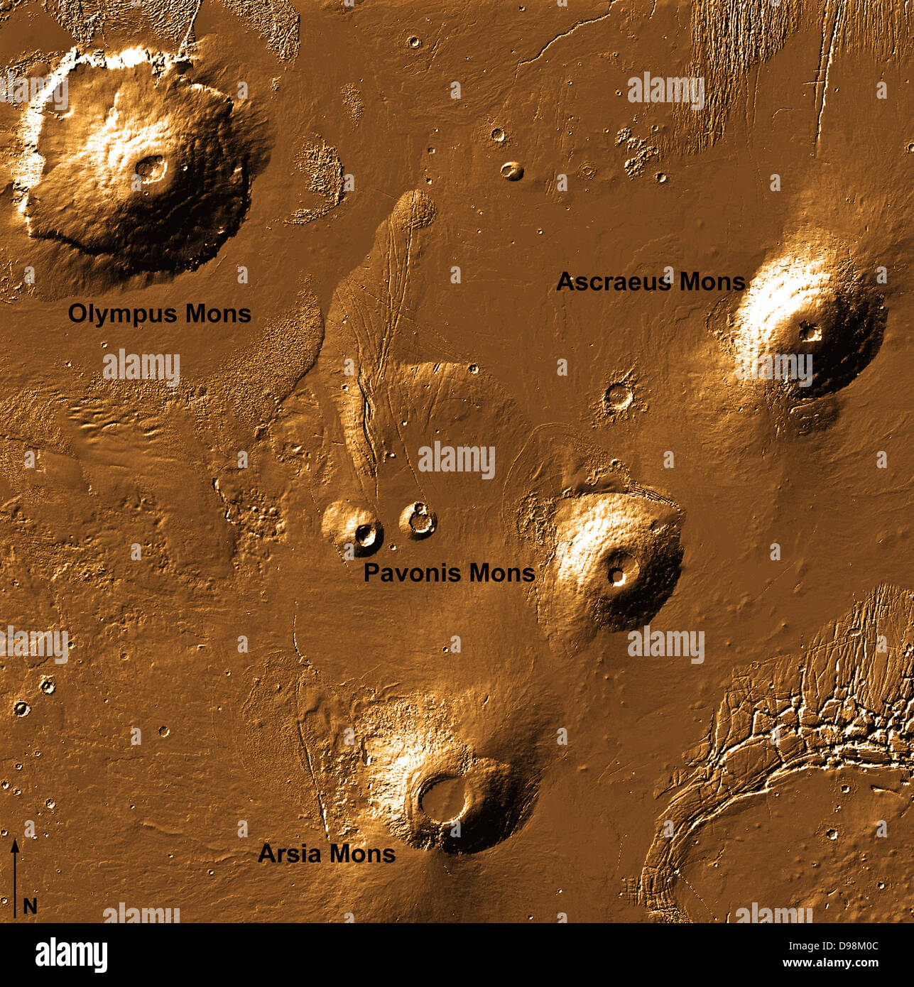 Rilievo ombreggiato immagine derivata da Mars Orbiter Laser dati altimetro, che ha volato a bordo del Mars Global Surveyor. L'immagine mostra il monte Olimpo e tre Tharsis Montes vulcani: Arsia Mons, Pavonis Mons e Ascraeus Mons da sud-ovest a nord-est. Foto Stock