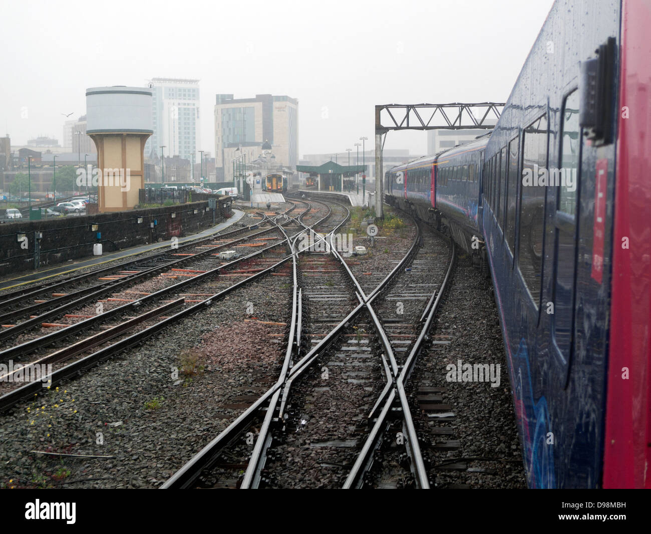 Vista del binario e il lato di un Great Western Railway Treno in avvicinamento la Stazione Centrale di Cardiff Wales UK Foto Stock