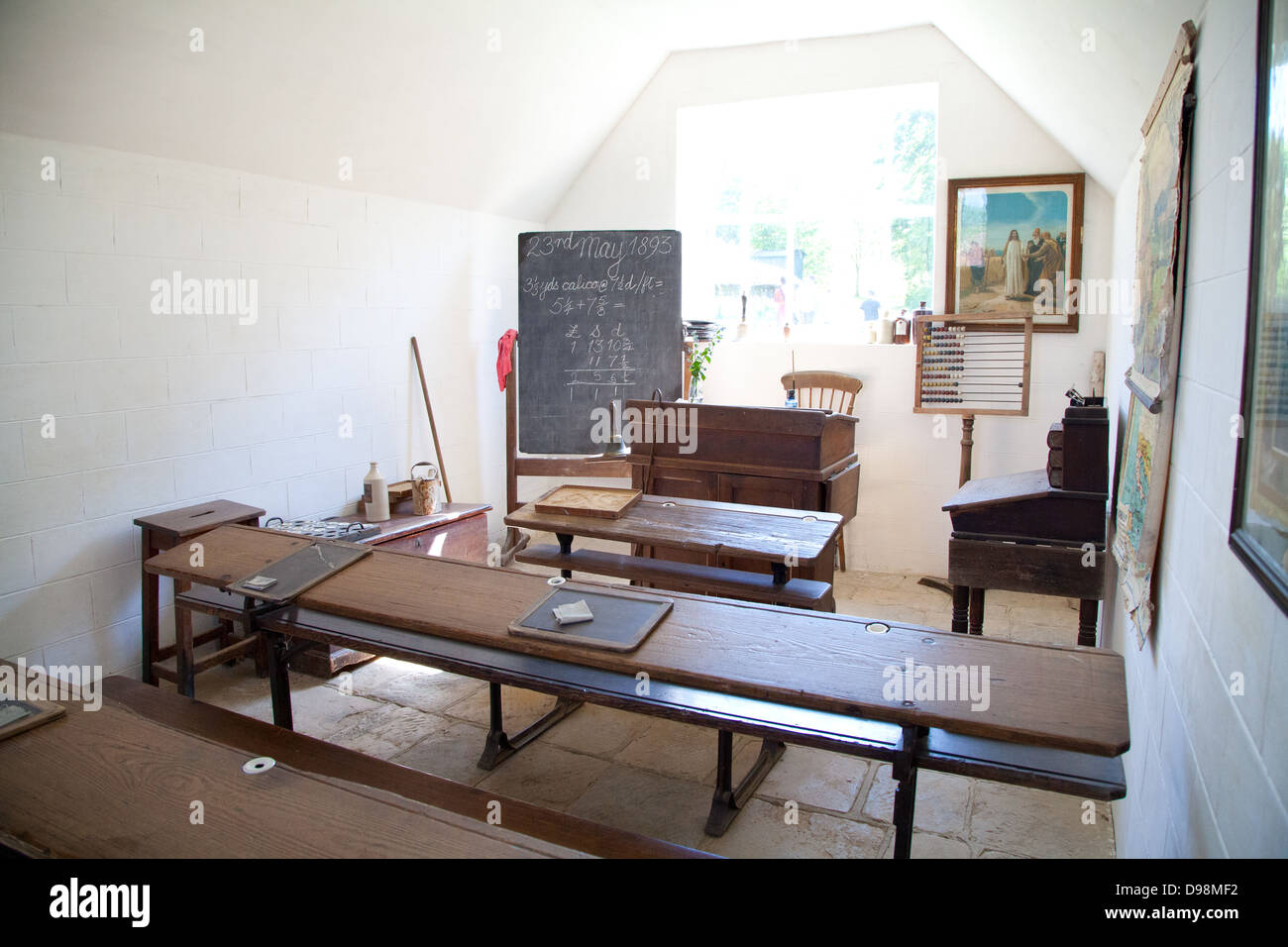Interno del xviii secolo edificio scolastico da West Wittering mostra banchi e lavagna Foto Stock