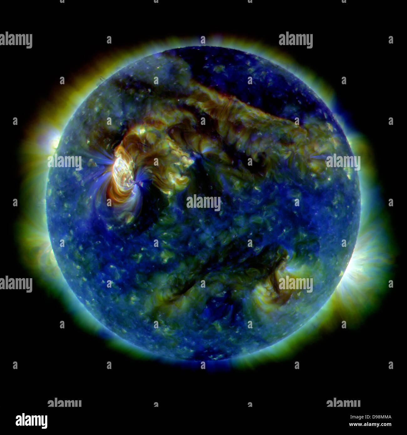 Il 1 agosto 2010, quasi tutta la terra-rivolto verso il lato del sole è scoppiata in un tumulto di attività. Questa immagine dal Solar Dynamics Observatory della news-rendendo evento solare su agosto 1 mostra la C3-class solar flare (area bianca in alto a sinistra), un tsunami solare (onda-come la struttura, in alto a destra), filamenti multipli di magnetismo sollevare la superficie stellare su larga scala di scuotimento della corona solare, burst radio, una massa coronale di espulsione e altro ancora. Foto Stock