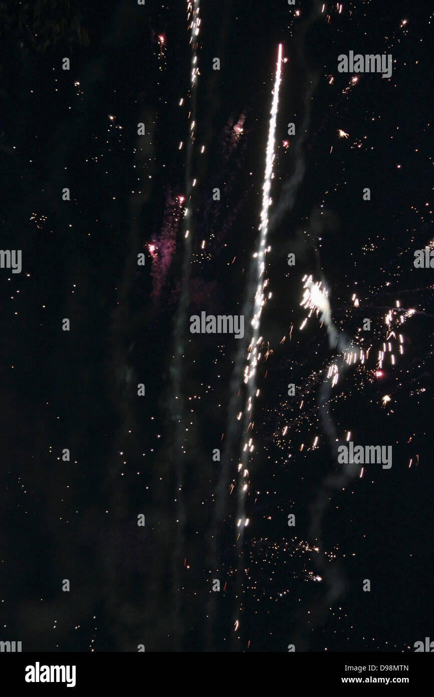 Fire opera celebrano salutate Sky opere di fumo Foto Stock