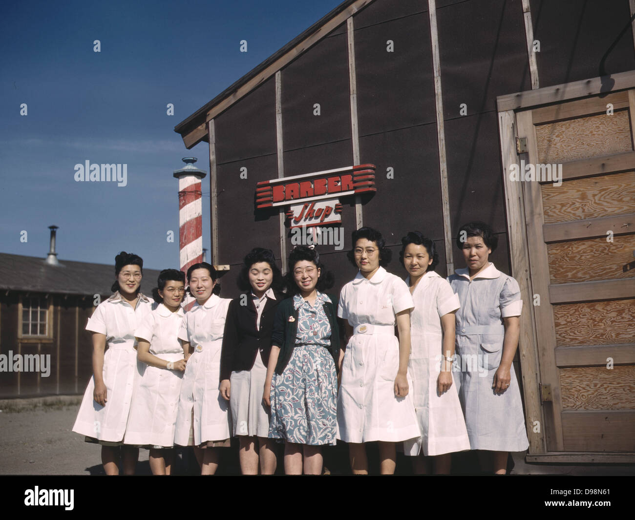 Japanese-American camp, Tule Lake Relocation Center, California 1942/1943. Otto donne giapponesi in piedi al di fuori del negozio da barbiere in noi la guerra l'evacuazione di emergenza camp impostato nella II Guerra Mondiale. Internamento Alien Foto Stock