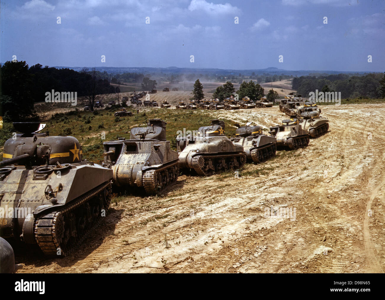 La linea di M4 (Sherman) serbatoi, Fort Knox, Kentucky, Stati Uniti d'America, Giugno 1942. In eccesso di 50.000 medie del serbatoio M4 con la pistola montata su torretta girevole sono state prodotte in parola Guerra II. L armamento veicolo blindato di American Foto Stock