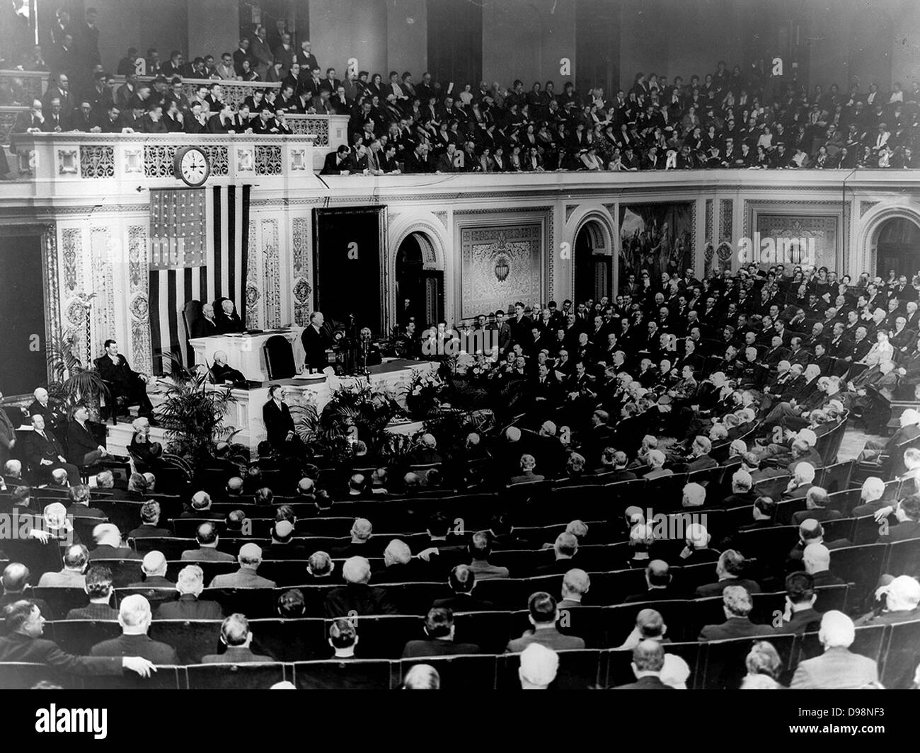 Il presidente Herbert Hoover (1874-1964) trentesimo PRESIDENTE DEGLI STATI UNITI D'AMERICA 1929-1933 (Repubblicano) indirizzamento sessione congiunta del Congresso per celebrare il bicentenario della nascita di George Washington, 22 febbraio 1932. America Foto Stock