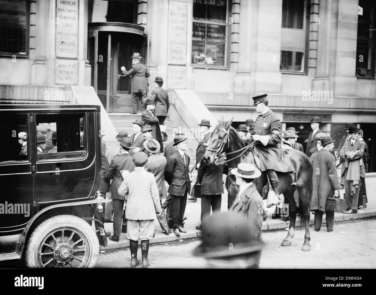Perdita di stella bianca della linea Olympic-class RMS Titanic che ha colpito un iceberg del 12 aprile 1912 per il suo viaggio inaugurale da Southampton a New York. Come ottenere notizie presso la White Star Line office. Più di 1.500 vite perdute. Disaster Foto Stock
