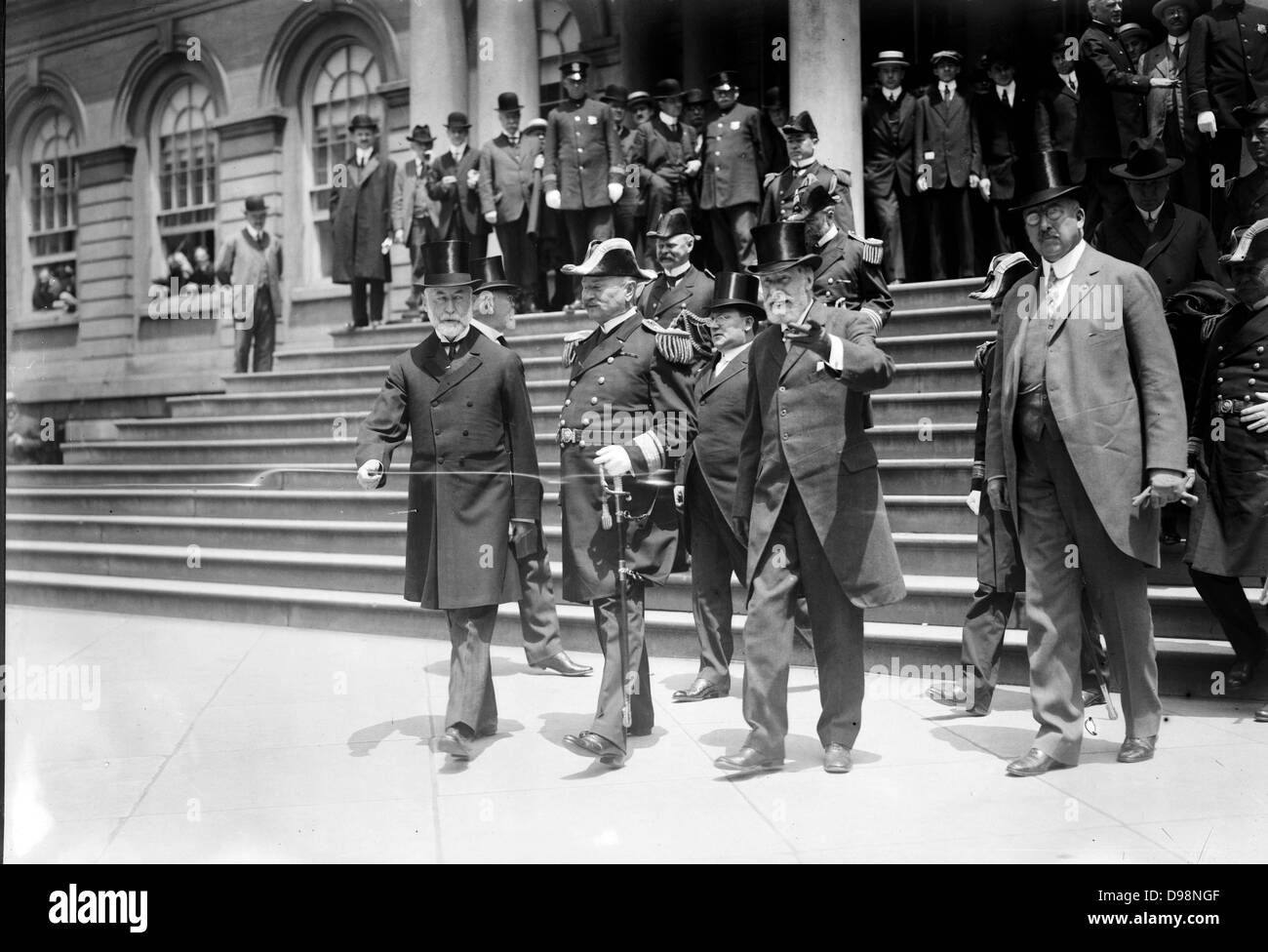 Inaugurazione di un monumento all'entrata al Central Park di New York a corazzata Maine che è esplosa nel porto di Avana in guerra ispano-americana, 1898. Sindaco Gaynor, Admiral Badger e Wilson generale sui gradini della City Hall, 19 maggio 1913. Foto Stock