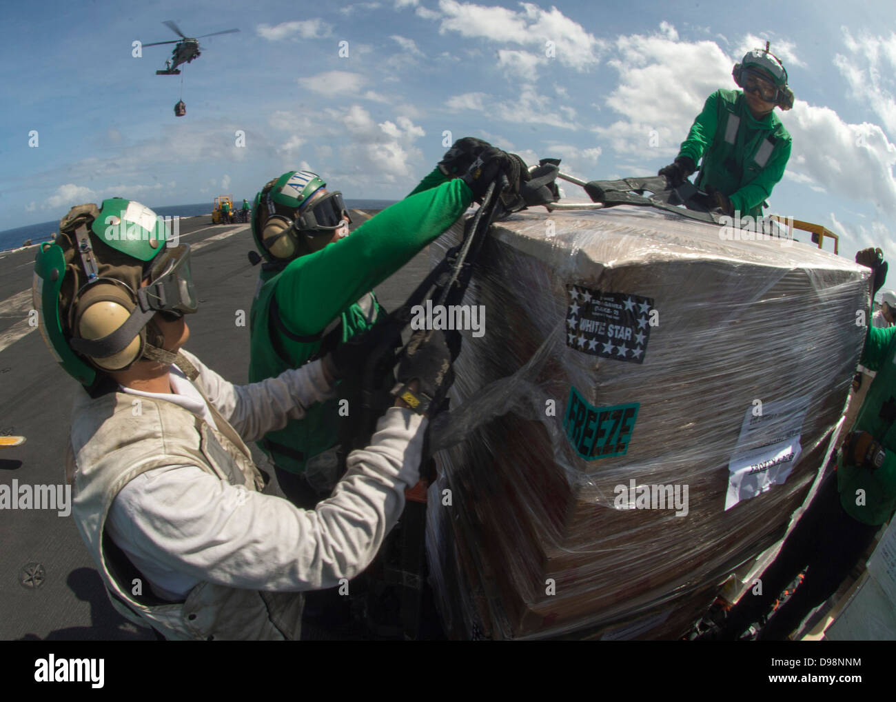 A nord mare Arabico (Giugno 5, 2013) marinai rimuovere un netto da cargo sul ponte di volo della portaerei USS Dwight D. Eisenhower CVN (69). Dwight D. Eisenhower è distribuito negli Stati Uniti Quinta Flotta area di responsabilità promuovere la sicurezza marittima operat Foto Stock