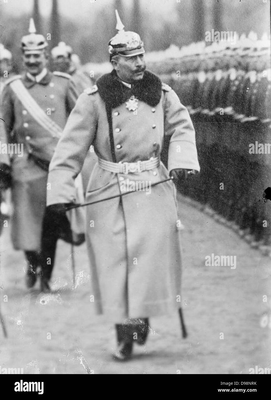 Wilhelm II (1859-1941) l'imperatore di Germania 1888-1918, in uniforme e indossando un pickelhelm, rivedendo le truppe. Militari esercito uniforme Foto Stock