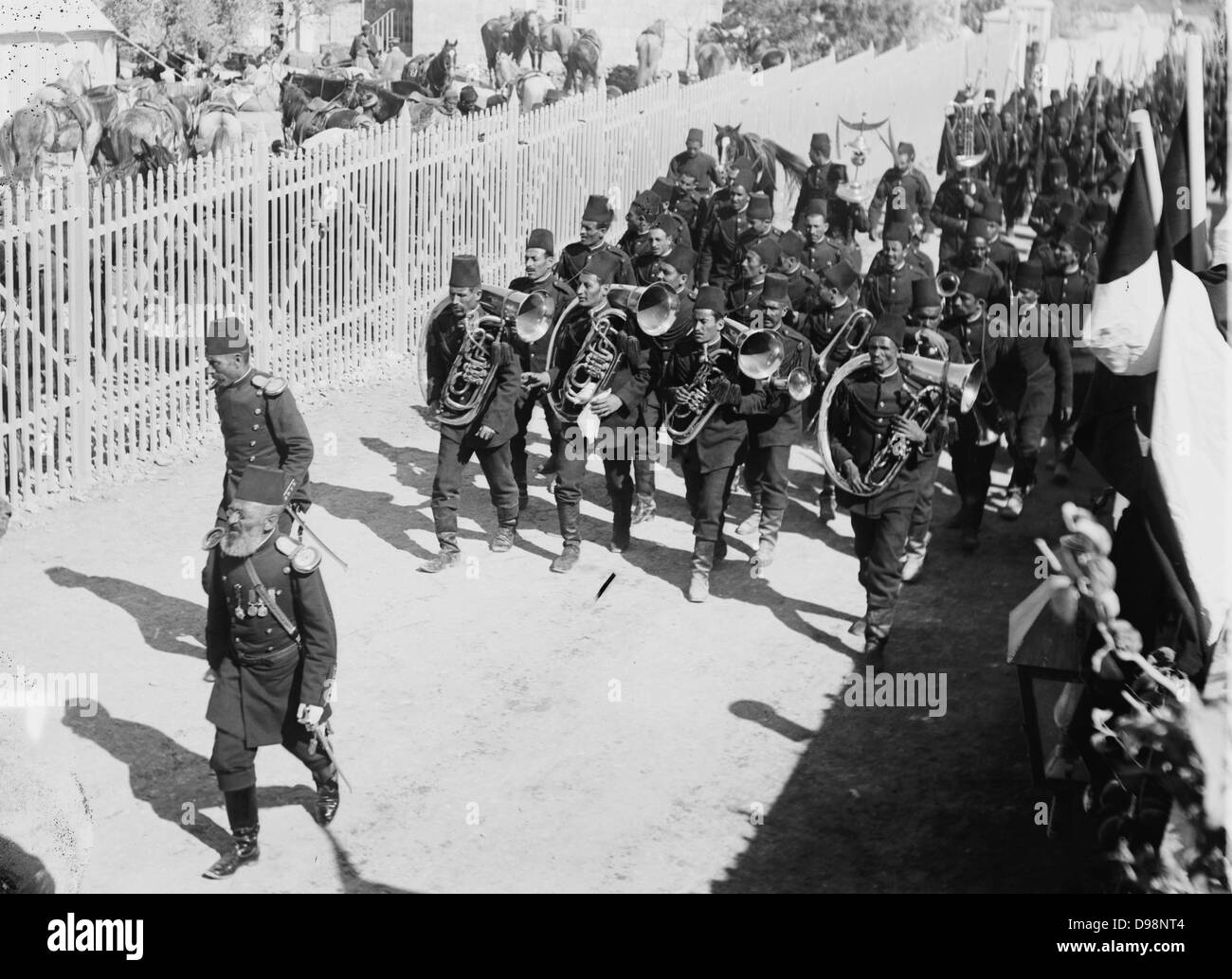 Militare turco marching band per il tedesco camp durante la visita di stato di Guglielmo II Imperatore di Germania a Gerusalemme, 1898. A questa data Gerusalemme era ancora parte del declino dell'Impero Ottomano. Musica strumento militare ottone Foto Stock