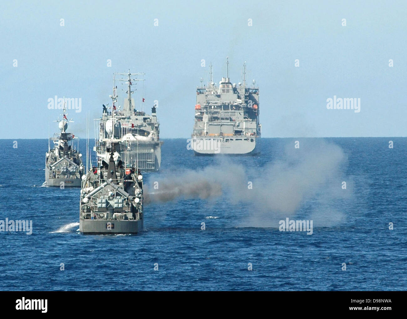 Golfo di Thailandia, in mare (Giugno 8, 2013) Il Royal Thai Navy corvette HTMS Sukhothai (FSGM 442) incendi presso un BQM-74 drone di bersagliamento Foto Stock