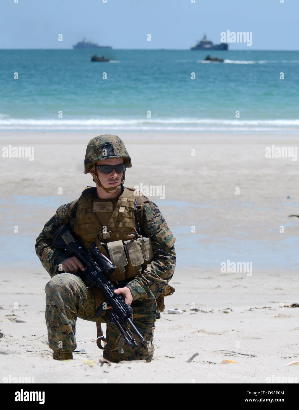 La spiaggia di Hat Yao, Thailandia (9 giugno 2013) UN U.S. Marine assegnato al secondo assalto anfibio Battaglione, 2° Divisione Marine, conduce un assalto anfibio formazione con Royal Thai marines durante la fase di esercizio la cooperazione a galla la prontezza e la formazione (Carati) Thail Foto Stock