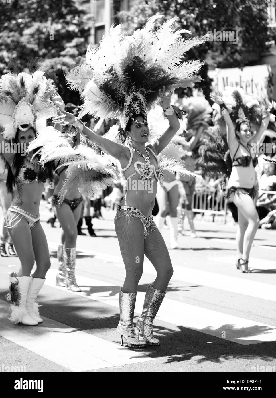 Ritratto colorato del carnevale partecipante, Distretto di missione di San Francisco, California, Stati Uniti d'America Foto Stock